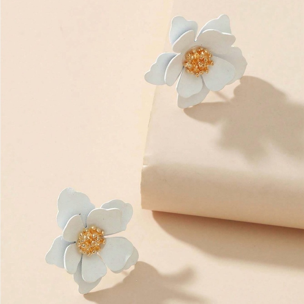 ANTHROPOLOGIE 3D BRIGITTE FLORAL POST STUD EARRINGS  MATTE FINISH WHITE